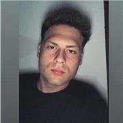 Studente di ingegneria industriale impartisce lezioni di matematica ad alunni di scuole medie e scuole superiori